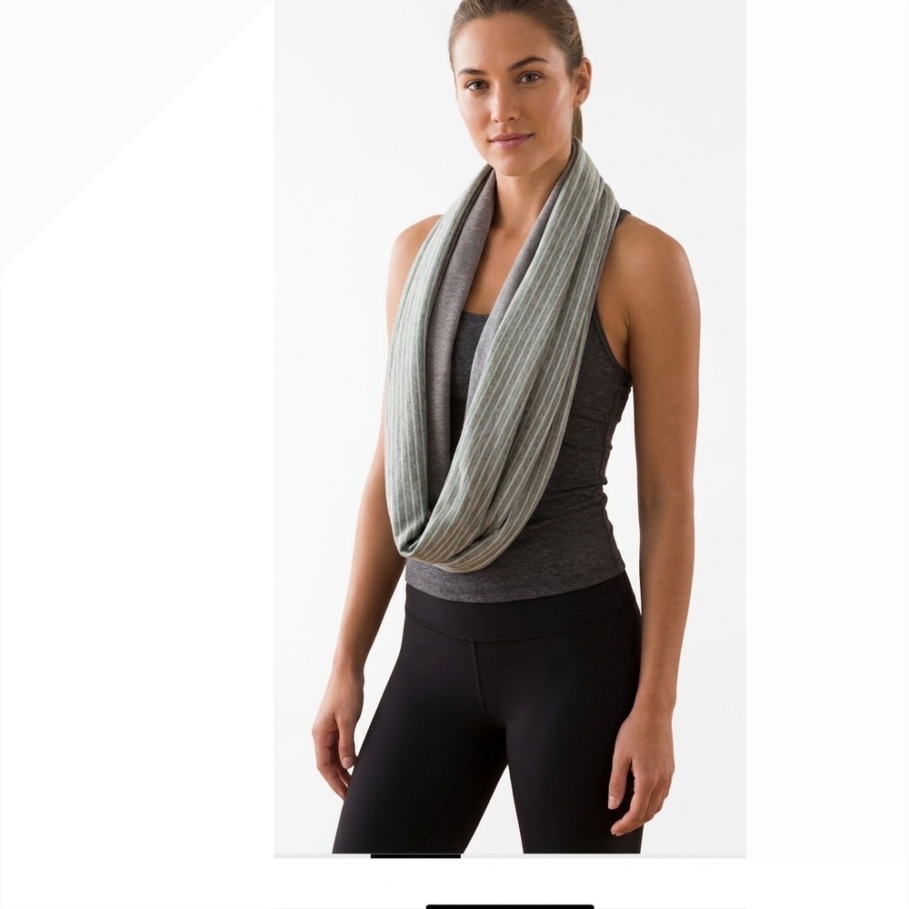 Lululemon vinyasa Striped Infinity Scarf Grey Mint Green Lightweight Loop Scarf
